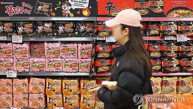 삼양식품 작년 영업이익 3천억원대 기록하며 농심 앞서 (서울=연합뉴스) 김도훈 기자 = 삼양식품이 지난해 창사 이래 최대 규모인 3천442억원의 영업이익을 기록하며 국내 라면 시장 점유율 1위 농심을 제쳤다. 삼양식품이 연간 영업이익 3천억원을 돌파한 것은 이번이 처음이며 영업이익으로 농심을 앞선 것은 1998년 전자공시 이후 처음이다.
한편 농심은 지난해 영업이익은 1천631억원을 기록했다.
사진은 13일 서울 시내의 한 대형마트라면 판매대에 진열된 삼양과 농심의 제품들. 2025.2.13 superdoo82@yna.co.kr