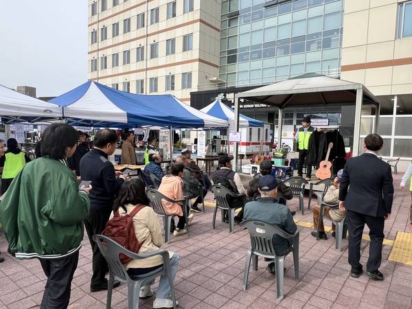 백화노인복지관(태안장로교회 운영)은 지난달 30일 특화자원봉사단과 함께 따뜻한 '제1회 인생나눔바자회'를 개최했다.