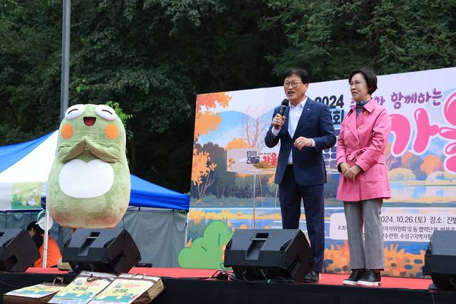 지난해 10월 범물1동 진밭골 축제에 참여한 김대권 수성구청장, 이인선 국회의원이 지역민들에게 축하 인사를 전하고 있다. 대구 수성구청 제공