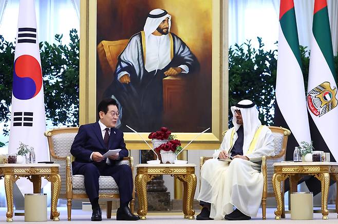 아랍에미리트(UAE)를 국빈 방문 중인 이재명 대통령이 18일(현지시간) 아부다비 대통령궁에서 무함마드 빈 자예드 알 나흐얀 UAE 대통령과 한-UAE 확대회담을 하고 있다. 연합뉴스
