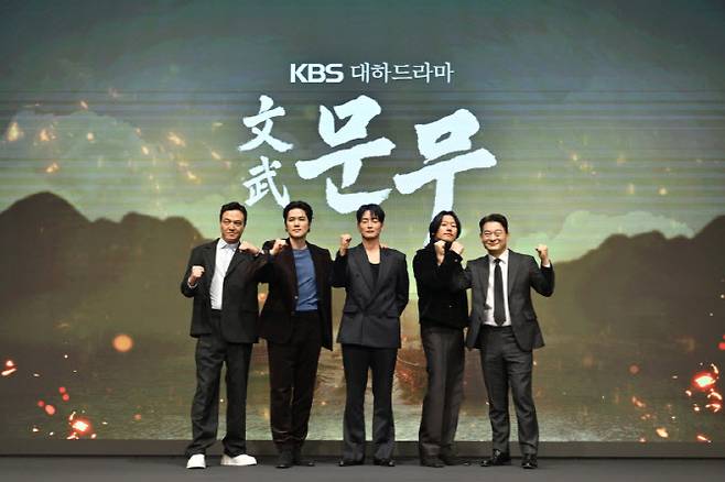 왼쪽부터 정웅인, 김강우, 이현욱, 장혁, 조성하(사진=KBS)