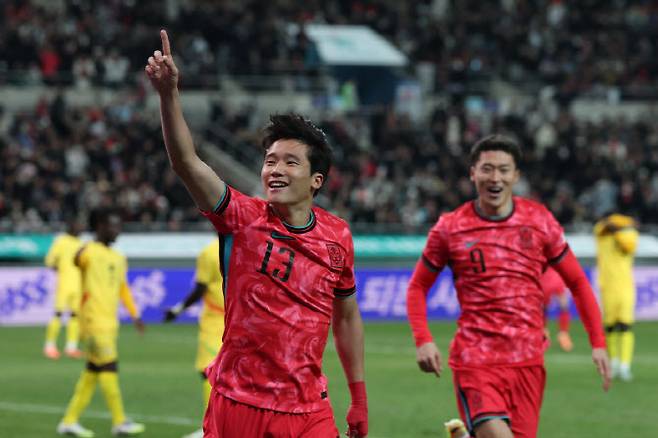 18일 서울 마포구 서울월드컵경기장에서 열린 남자축구 국가대표 A매치 평가전 대한민국과 가나의 경기. 선제골을 넣은 이태석이 기뻐하고 있다. 사진=연합뉴스
