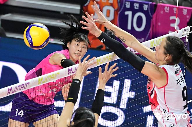 공격하는 흥국생명 정윤주. 제공 | 한국배구연맹