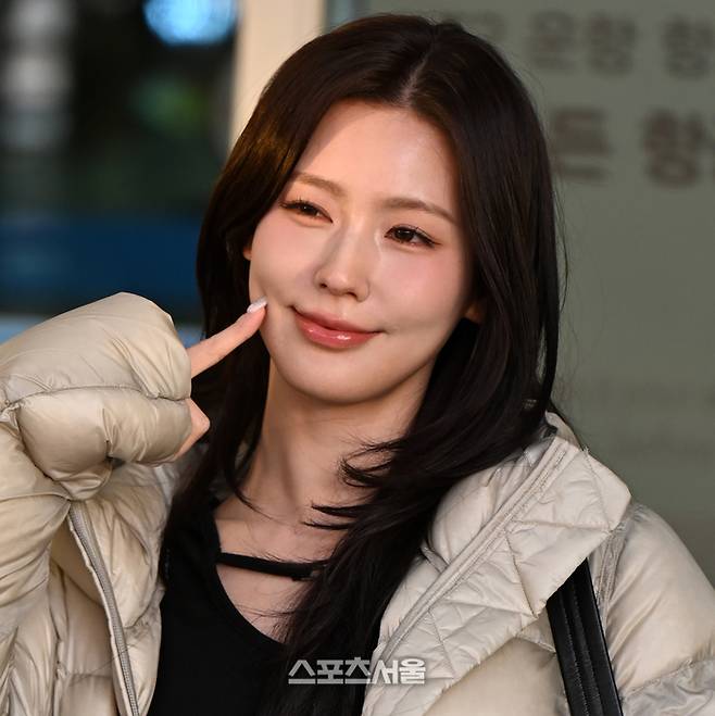 미연이 공항에 마중나온 팬들에게 인사하고 있다. 이주상기자 rainbow@sportsseoul.com