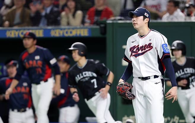 16일 일본 도쿄돔에서 열린 2025 K베이스볼 시리즈 대한민국과 일본의 평가전. 4회초 실점한 오원석이 아쉬워하고 있다. 사진 | 연합뉴스