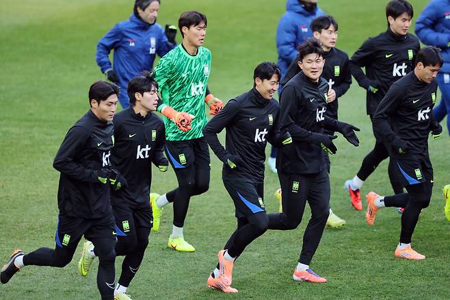 가나전 하루 앞둔 축구 대표팀
(서울=연합뉴스) 신현우 기자 = 가나와의 평가전을 하루 앞둔 한국 축구대표팀 손흥민, 김민재 등 선수들이 17일 서울 마포구 서울월드컵경기장에서 훈련하고 있다. 2025.11.17