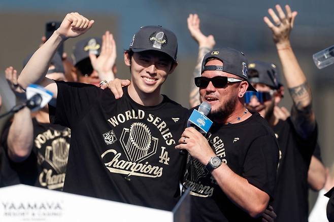 LOS ANGELES, CALIFORNIA - NOVEMBER 03: Roki Sasaki (L) and Miguel Rojas of the Los Angeles Dodgers speak to the crowd during the 2025 Dodgers World Series Celebration at Dodger Stadium on November 03, 2025 in Los Angeles, California. Ronald Martinez/Getty Images/AFP (Photo by RONALD MARTINEZ / GETTY IMAGES NORTH AMERICA / Getty Images via AFP)
<저작권자(c) 연합뉴스, 무단 전재-재배포, AI 학습 및 활용 금지>