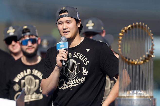 LOS ANGELES, CALIFORNIA - NOVEMBER 03: Shohei Ohtani of the Los Angeles Dodgers speaks to the crowd during the 2025 Los Angeles Dodgers World Series Celebration at Dodger Stadium on November 03, 2025 in Los Angeles, California. Ronald Martinez/Getty Images/AFP (Photo by RONALD MARTINEZ / GETTY IMAGES NORTH AMERICA / Getty Images via AFP)
<저작권자(c) 연합뉴스, 무단 전재-재배포, AI 학습 및 활용 금지>