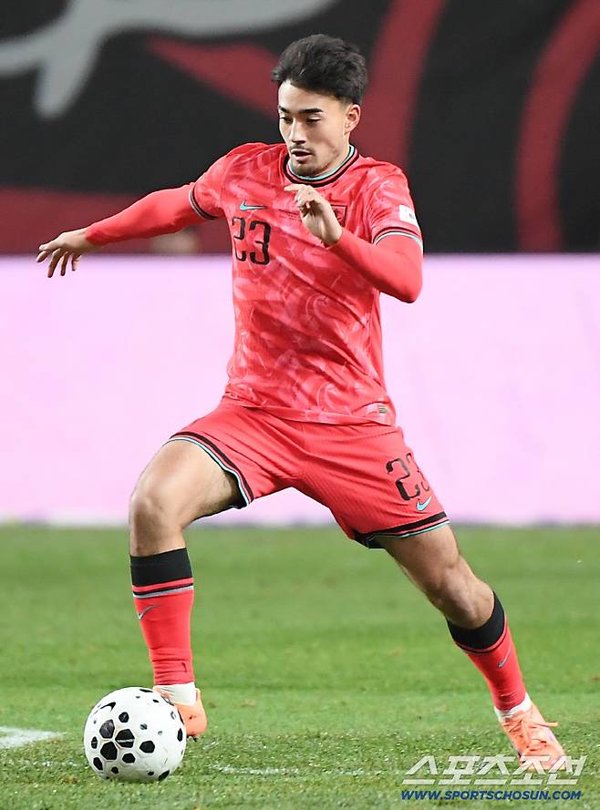 18일 서울월드컵경기장에서 열린 한국과 가나의 축구대표팀 평가전. 옌스 카스트로프가 공격하고 있다. 상암=정재근 기자 cjg@sportschosun.com/2025.11.18/