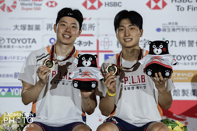 배드민턴 남자복식 세계랭킹 1위 서승재와 김원호가 구마모토 마스터스에서 우승하며 시즌 10승을 달성한 뒤 기뻐하고 있다. 대한배드민턴협회 제공