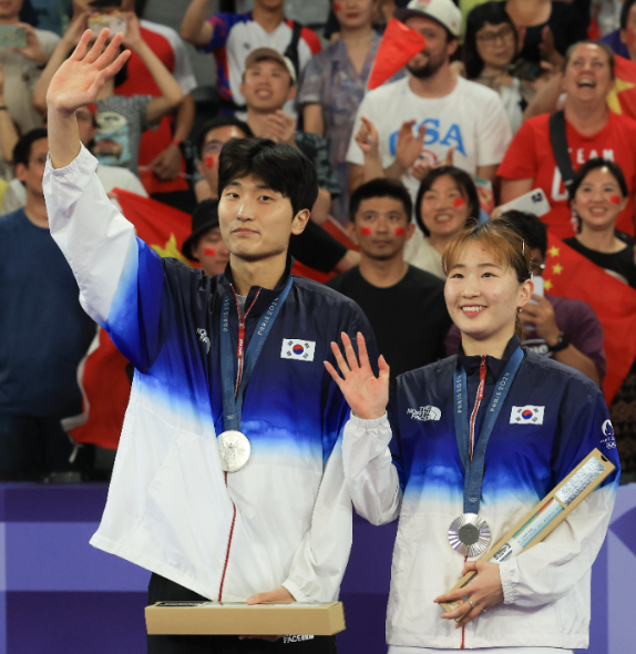 파리올림픽 혼합복식 은메달을 딴 김원호와 정나은. 채널에이 자료.