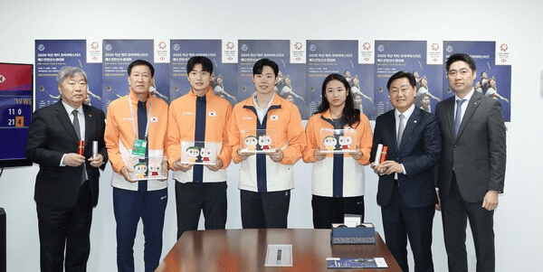 박주봉 감독과 서승재, 김원호. 그리고 안세영. 김동문 협회장과 김관영 전북도지사와 한자리에 모였다.