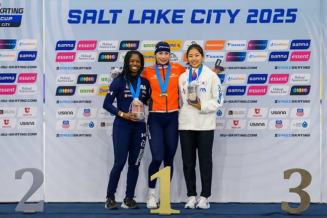 펨케 콕(가운데)이 17일 열린 국제빙상경기연맹(ISU) 스피드스케이팅 월드컵 1차 대회 여자 500m 2차 레이스에서 세계 기록으로 우승한 뒤 2위 에린 잭슨(왼쪽), 3위 이나현과 함께 기념 촬영을 하고 있다. 솔트레이크시티=AP 뉴시스