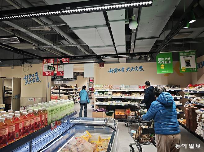 디플레이션 압력에 시달리는 중국에선 ‘초특가 할인점’이 빠르게 늘고 있다. 11일 오후 베이징 둥청구의 한 초특가 할인점에 가격을 낮춘 PL 상품들이 진열돼 있다.
베이징=김철중 특파원 tnf@donga.com