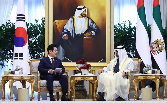 아랍에미리트(UAE)를 국빈 방문 중인 이재명 대통령이 18일(현지 시간) 아부다비 카사르 알 와탄 대통령궁에서 무함마드 빈 자이드 알 나흐얀 UAE 대통령과 확대 정상회담을 하고 있다. 사진=뉴시스