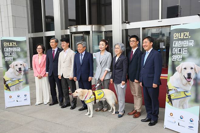 2020년 6월18일 국회 본관 정문 출입문에 앞에서 열린 ‘안내견, 대한민국 어디든 환영합니다’ 공공 캠페인에서 김예지 의원과 안내견 조이 등이 기념촬영하고 있다. 연합뉴스