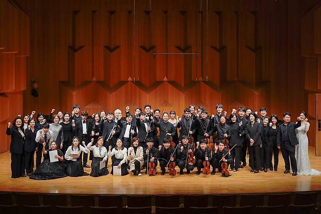 나경원 스페셜올림픽코리아 명예회장(첫째 줄 가운데)이 2024년 12월 서울 서초구 예술의전당에서 열린 발달장애인 연말 음악회 ‘스페셜 하모니’에 참석해 연주자들과 단체사진을 찍고 있다. 스페셜올림픽코리아 사회관계망서비스(SNS) 갈무리