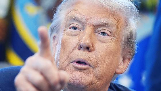 도널드 트럼프 미국 대통령이 17일 미국 백악관에서 기자들의 질문에 답하고 있다. AP=연합뉴스