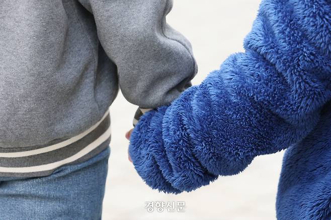 통폐합이 예정된 서울 강남구 대청초등학교에 다니는 특수 교육 대상 학생이 지난 7일 보호자와 함께 등교하고 있다. 한수빈 기자