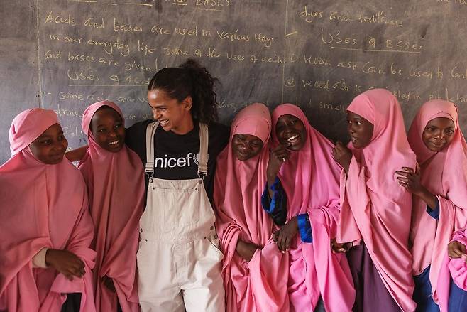 영국 소말리아계 복서이자 올림피언 람라 알리가 지난 9월 케냐 가리사주 다답 난민캠프를 방문해 소말리아 학생들과 함께 포즈를 취하고 있다. 람라 알리 인스타그램