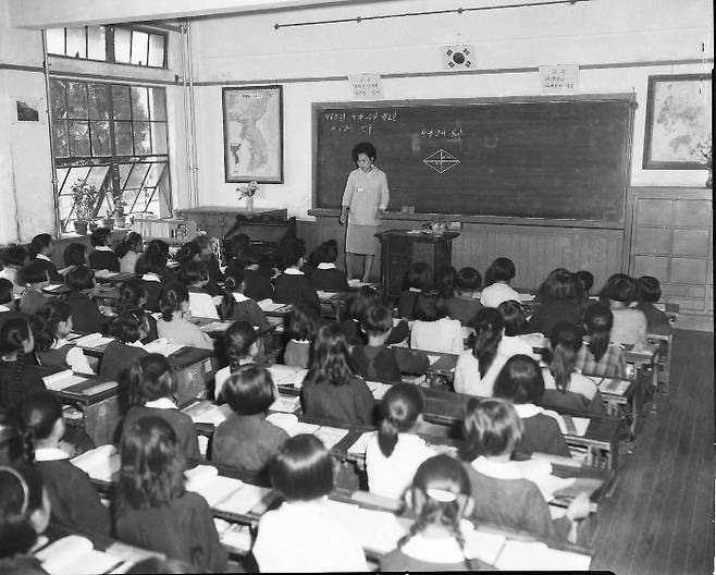 A classroom at Bongnae Elementary School in Seoul in the 1960s (Seoul Archives)