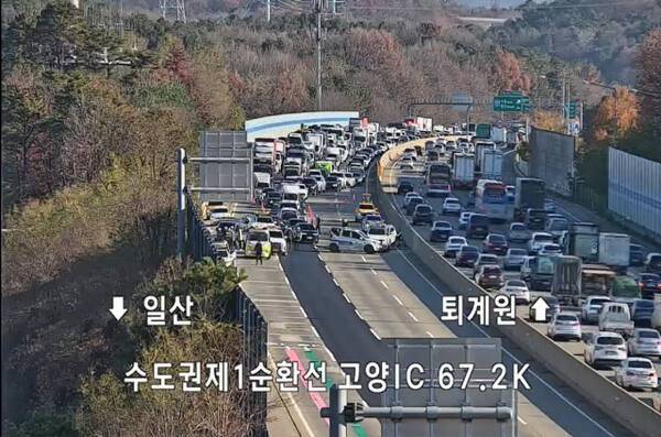 추돌사고가 발생한 고양IC 현장. 도시교통정보센터 폐쇄회로(CC)TV 갈무리. 연합뉴스