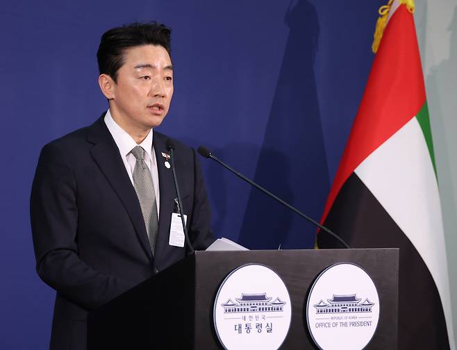 강훈식 대통령비서실장이 18일 아랍에미리트(UAE) 아부다비 한 호텔의 한국프레스센터에서 이재명 대통령 전략경제협력 특사 성과 관련 브리핑을 하고 있다. 2025.11.18 / 사진=연합뉴스