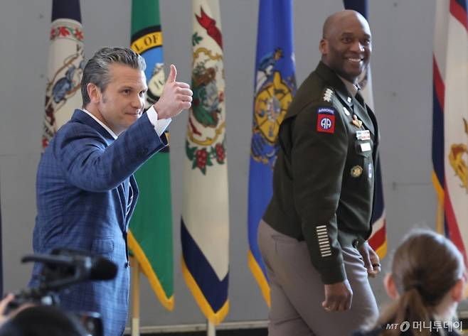 피트 헤그세스 미국 전쟁부(국방부) 장관이 지난 11월4일 경기도 평택시 캠프 험프리스에서 열린 장병격려행사에서 격려사를 마친 뒤 장병들을 향해 엄지를 치켜 세우고 있다. / 사진=국방일보