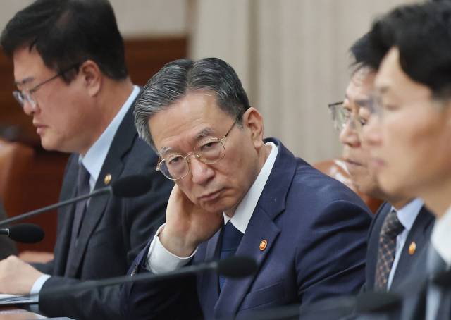 ▲정성호 법무부 장관이 18일 정부서울청사에서 열린 국무회의에서 머리를 만지고 있다. ⓒ연합뉴스