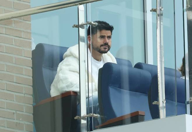 지난 8일 대구 북구 대구iM뱅크PARK에서 열린 ‘하나은행 K리그 1’ 대구FC와 광주FC 경기. 이날 명단에서 빠진 대구FC 세징야가 경기를 지켜보고 있다. 2025.11.8. 대구 연합뉴스