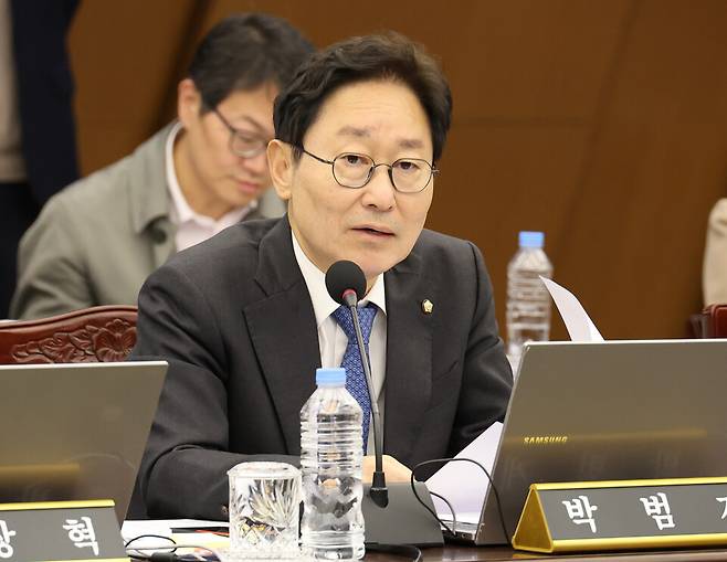 박범계 더불어민주당 의원이 10월23일 부산 남구 부산국제금융센터(BIFC)에서 열린 국회 정무위의 한국주택금융공사·한국자산관리공사·신용보증기금에 대한 국정감사에서 질의하고 있다. ⓒ연합뉴스