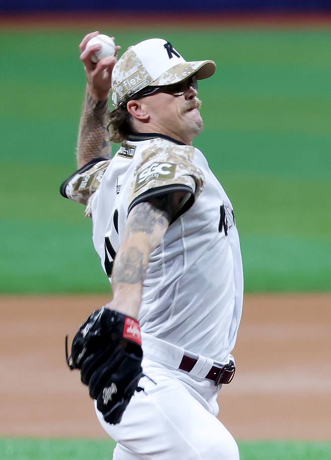 LG는 18일 호주의 좌완 웰스와 아시아쿼터 계약을 체결했다. KBO 경험을 지닌 웰스를 영입하며 2년 연속 통합우승을 향한 기대감을 키우고 있다. 사진은 키움 소속으로 활약했던 당시 웰스.|뉴시스