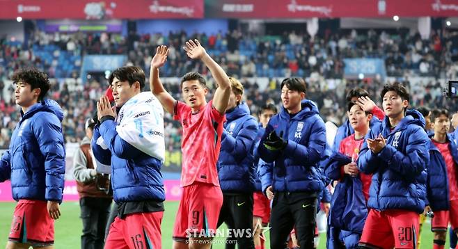 후반 손흥민 대신에 투입된 조규성이 4일 대전월드컵경기장에서 열린 대한민국축구대표팀과 볼리비아(FIFA 랭킹 76위)와의 친선경기에서 후반전 골을 성공시킨후 세상을 다 가진듯 자축했다. 경기를 마치고 그라운드를 돌며 인사하는 조규성. /사진=강영조 선임기자