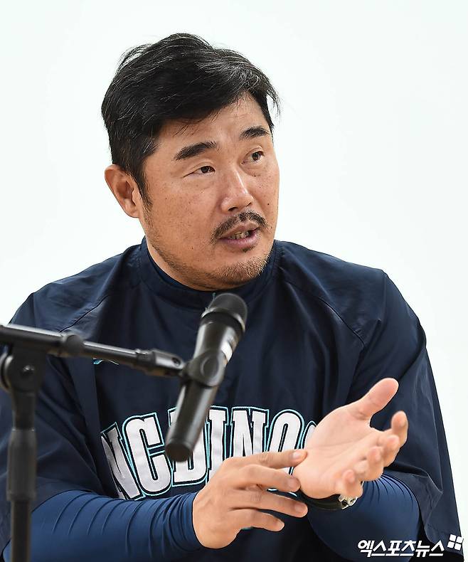 7일 오후 대구삼성라이온즈파크에서 열리는 '2025 신한 SOL Bank KBO 포스트시즌' NC 다이노스와 삼성 라이온즈의 와일드카드 2차전 경기에 앞서 NC 이호준 감독이 취재진과 인터뷰를 나누고 있다. 엑스포츠뉴스DB