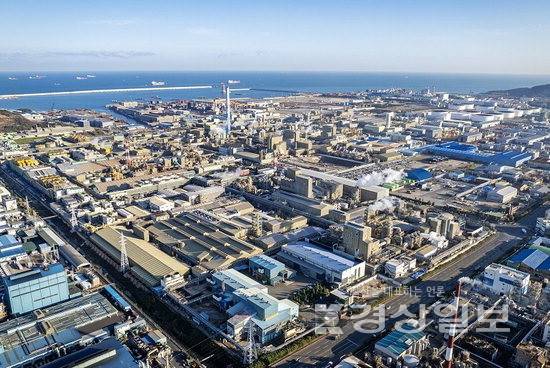 ▲ 고려아연은 18일 산업통상부와 대한무역투자진흥공사가 서울 잠실 롯데호텔월드에서 개최한 '2025년 세계일류상품 인증서 수여식'에서 납, 은, 인듐에 대해 세계일류상품 인증서를 받았다. 사진은 고려아연 온산제련소 전경. 고려아연 제공