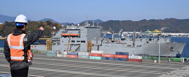 19일 오후 창원시 마산합포구 마산가포신항에서 미 해군 군수지원함 ‘월리 쉬라호’의 MRO 작업이 진행 중이다. 한화오션은 지역 중소 정비업체들과 이곳에서 12월 중순까지 ‘월리 쉬라호’의 점검과 수리, 내부 리모델링 등을 진행한다./전강용 기자/