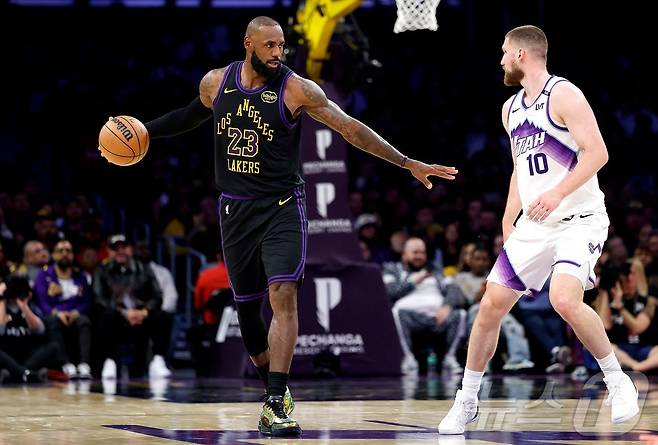 르브론 제임스(왼쪽)가 19일(한국시간) 열린 2025-26 NBA 정규리그 유타 재즈전에서 11점 12어시스트를 기록하며 LA 레이커스의 승리를 이끌었다. ⓒ AFP=뉴스1