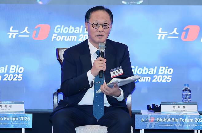 한희철 K-헬스미래추진단 복지돌봄PM이 19일 오후 서울 중구 소공동 롯데호텔 사파이어볼룸에서 열린 '뉴스1 글로벌바이오포럼(GBF) 2025’에 참석해 '안티에이징과 노화역전, K-바이오의 미래'를 주제로 패널 토론을 진행하고 있다. 2025.11.19/뉴스1 ⓒ News1 김진환 기자