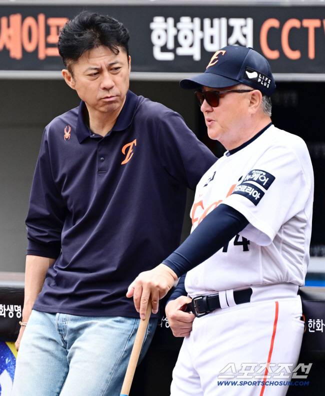 14일 대전 한화생명볼파크에서 열리는 한화와 LG의 경기. 김경문 감독과 대화를 나누고 있는 손혁 단장. 대전=송정헌 기자songs@sportschosun.com/2025.06.14/