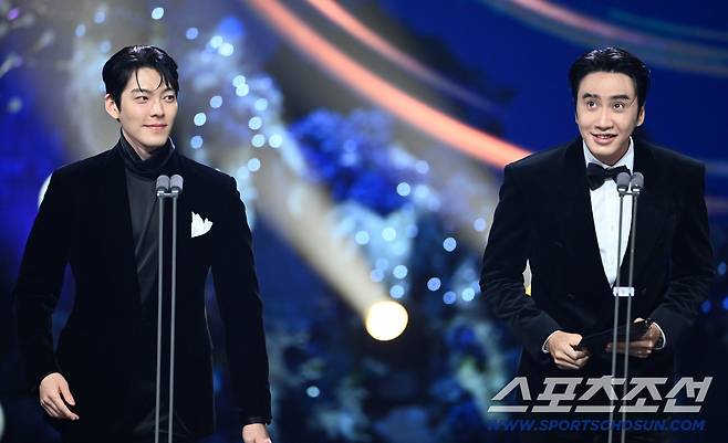 제46회 청룡영화상 시상식이 19일 여의도 KBS홀에서 열렸다. 시상자로 나온 김우빈, 이광수. 허상욱 기자 wook@sportschosun.com/2025.11.19/