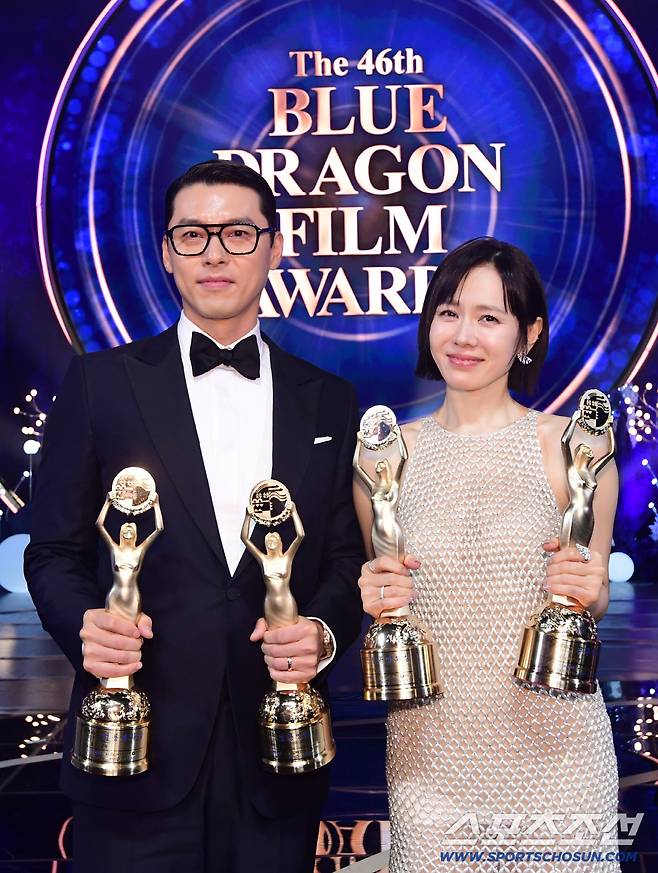 제46회 청룡영화상 시상식이 19일 여의도 KBS홀에서 열렸다. 주연상을 수상한 현빈, 손예진이 기념 촬영을 하고 있다. 박재만 기자 pjm@sportschosun.com/2025.11.19/