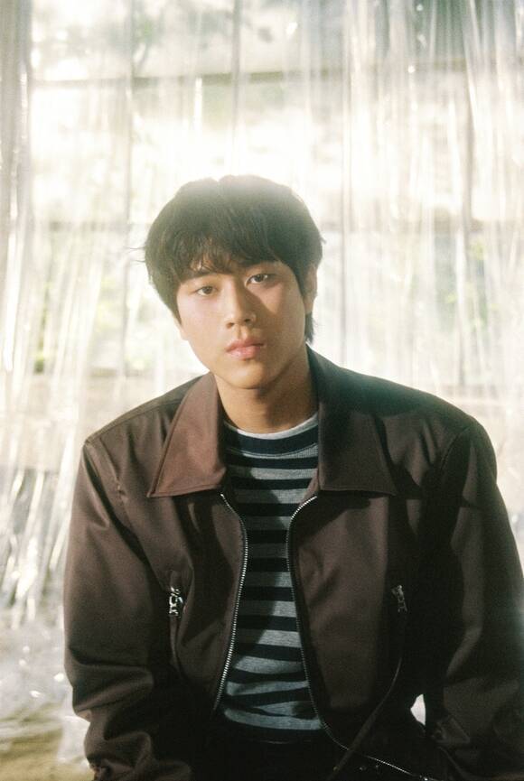 이무진은 국내 최다 이용자 수를 보유한 음원 플랫폼 멜론에서 누적 스트리밍 10억회를 돌파하며 '빌리언스 브론즈 클럽' 배지를 획득했다. /빅플래닛메이드