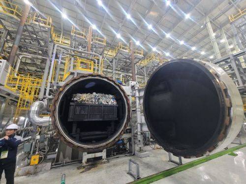 도시유전 웨이브정읍 공장에 있는 비연소 저온 열분해 장비 안에 폐비닐이 들어 있는 모습. 강희종기자