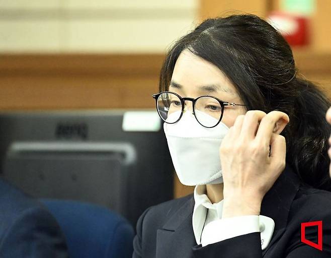 도이치모터스 주가조작 혐의와 통일교 금품수수 의혹 등으로 구속기소된 김건희 여사의 첫 재판이 24일 오후에 열렸다. 김 여사가 법정에 입정해 재판을 기다리고 있다. 2025. 9. 24. 사진공동취재단