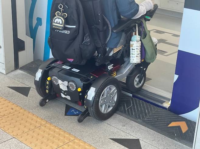 대구 도시철도 3호선 남산역과 명덕역 승강장에서 설치한 '경사고무발판'을 휠체어 이용자가 이용성 검증을 하고 있다. 기사 이해를 돕기 위한 사진이며, 기사 내용과는 무관. 대구교통공사 제공