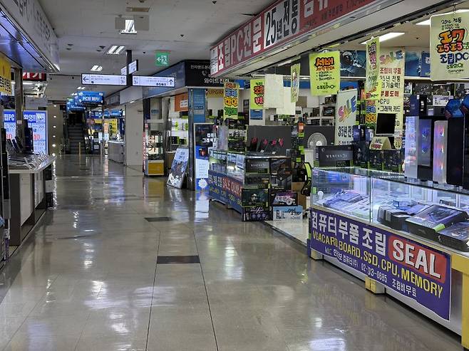 19일 서울 용산 전자상가에는 데스크톱용 더블데이터레이트5(DDR5) 품귀 현상이 이어지며 한산한 분위기다. 사진=정원일 기자