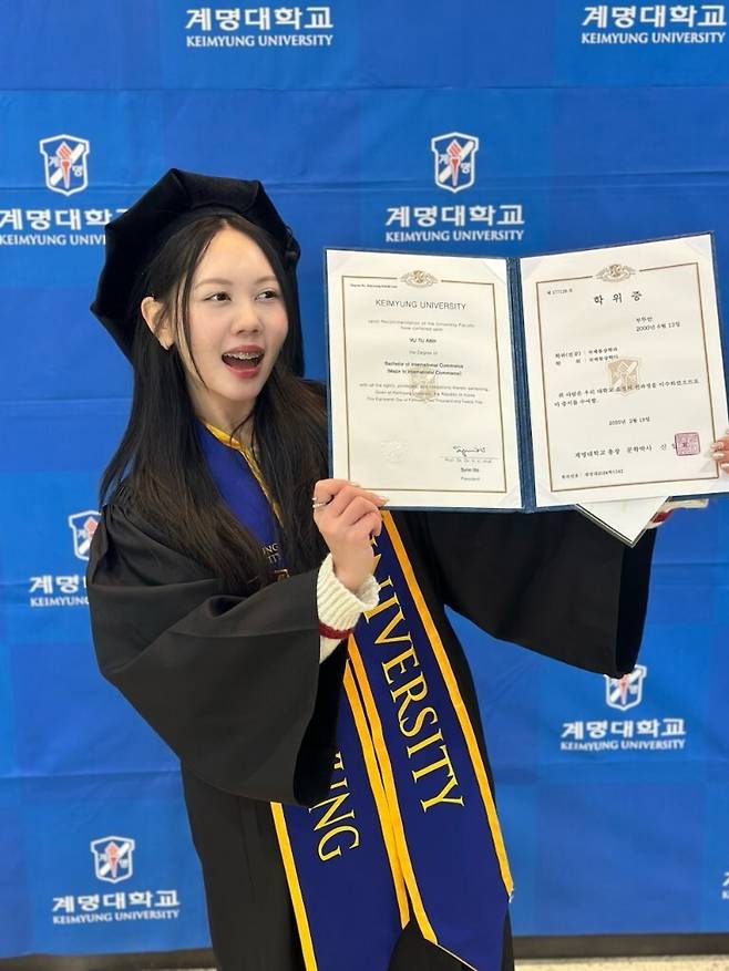 2025년 2월 계명대 국제통상학과를 졸업한 뒤 학위증을 들어 보이고 있는 뚜안. 유가족 제공