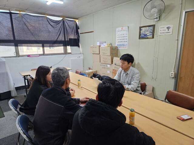 2025년 11월7일 대구 성서공단에서 뚜안의 아버지 부반숭(왼쪽 가운데)과 뚜안의 친구 왕혜연(왼쪽 끝)씨가 한겨레21과 인터뷰하고 있다. 류석우 기자