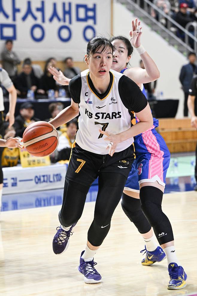 19일 용인실내체육관에서 열린 BNK금융 2025~26 WKBL 정규리그 경기. KB 박지수가 공격을 시도하고 있다. 사진=WKBL