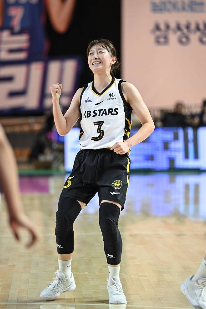 19일 용인실내체육관에서 열린 BNK금융 2025~26 WKBL 정규리그 경기. KB 이채은이 득점 후 환호하고 있다. 사진=WKBL